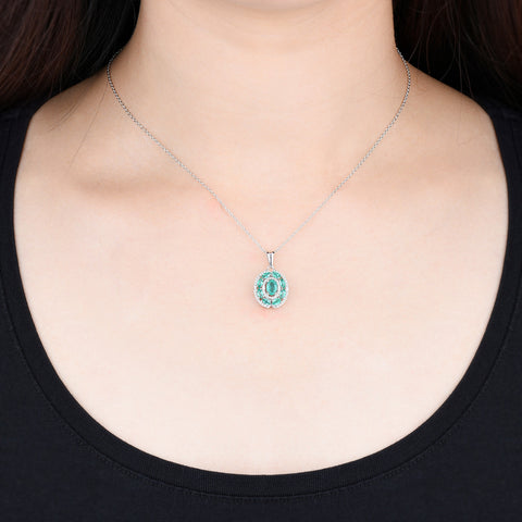 Elegant Emerald Necklace in Silver.